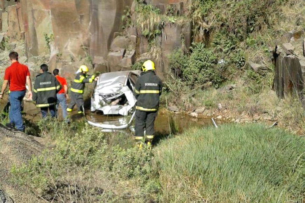 Veículo cai em pedreira ao lado da pista e motorista morre