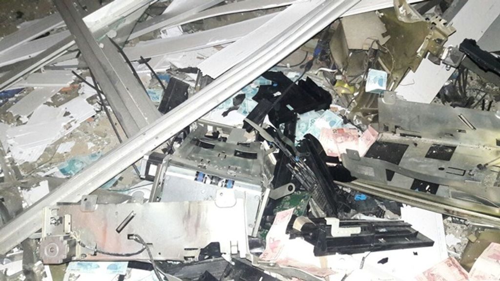 Bandidos explodem caixa eletrônico de banco em Pinheiro Preto