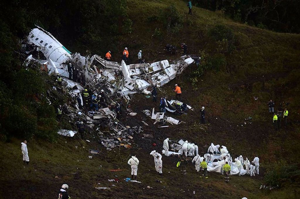 Avião que levava a Chapecoense não deveria ter feito a rota sem parar para abastecer, dizem especialistas