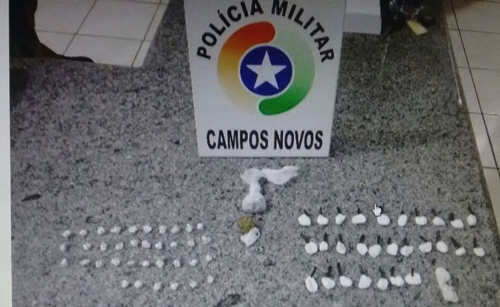 Um jovem é preso e um adolescente apreendido comercializando drogas em Campos Novos