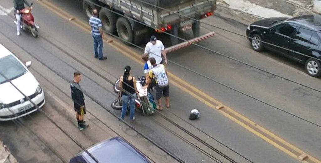 Mais um acidente entre carro e moto na Duque de Caxias