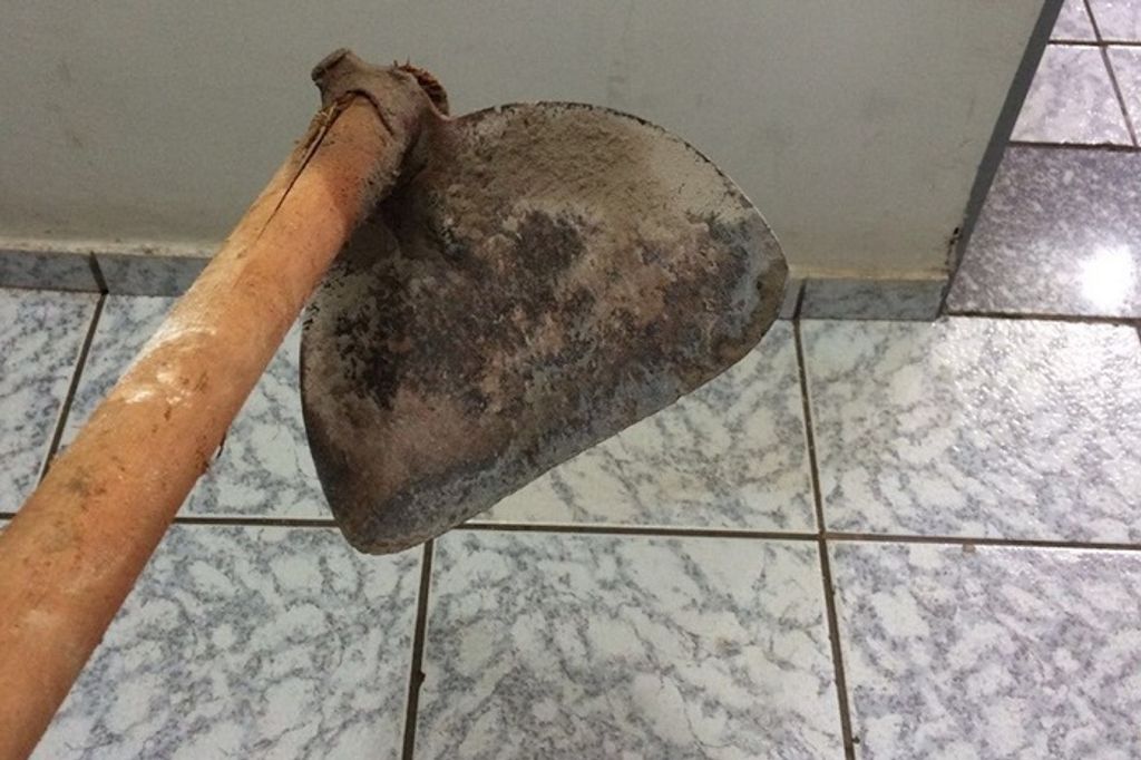 Homem fica ferido após ser atingido por golpe de enxada