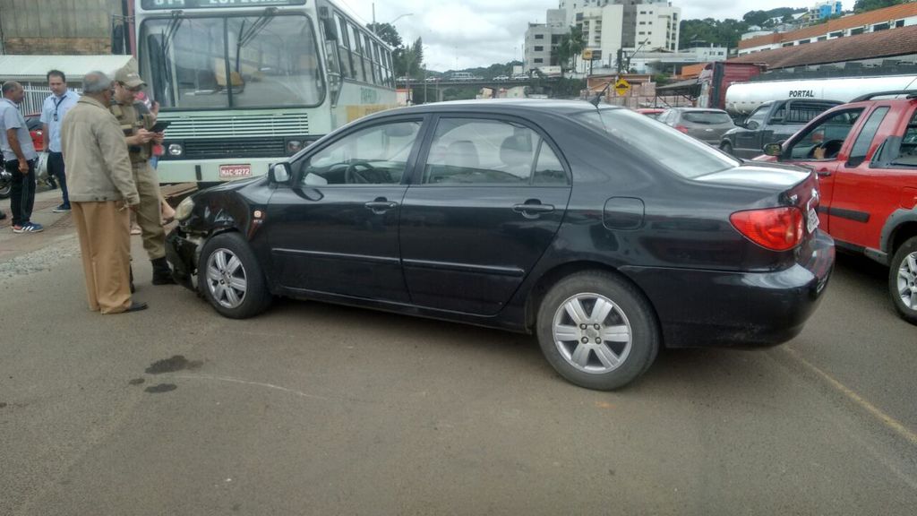 Colisão entre carro e moto na Avenida Beira Rio em Herval d’ Oeste