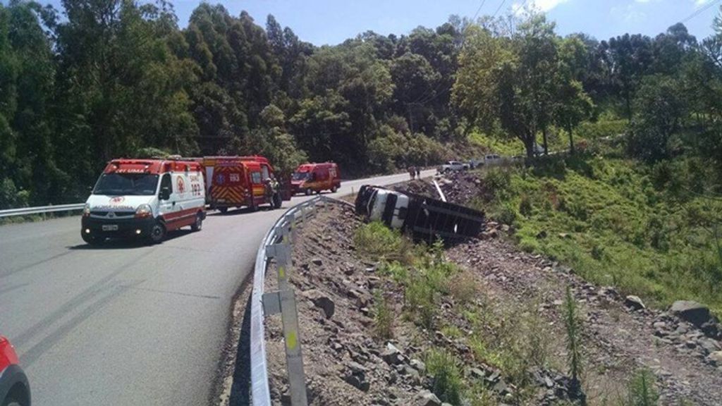 Motorista fica preso nas ferragens após colisão entre caminhão e caminhonete na SC 135