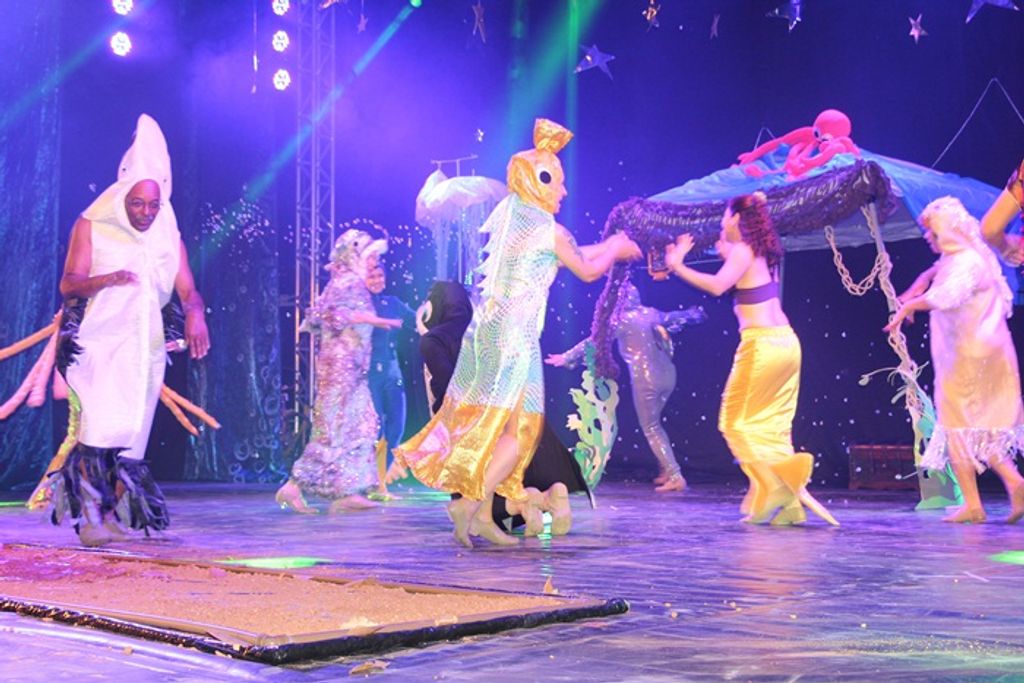 Festival de Dança da Terceira Idade inicia com “espetáculo das águas” e casa cheia em Piratuba