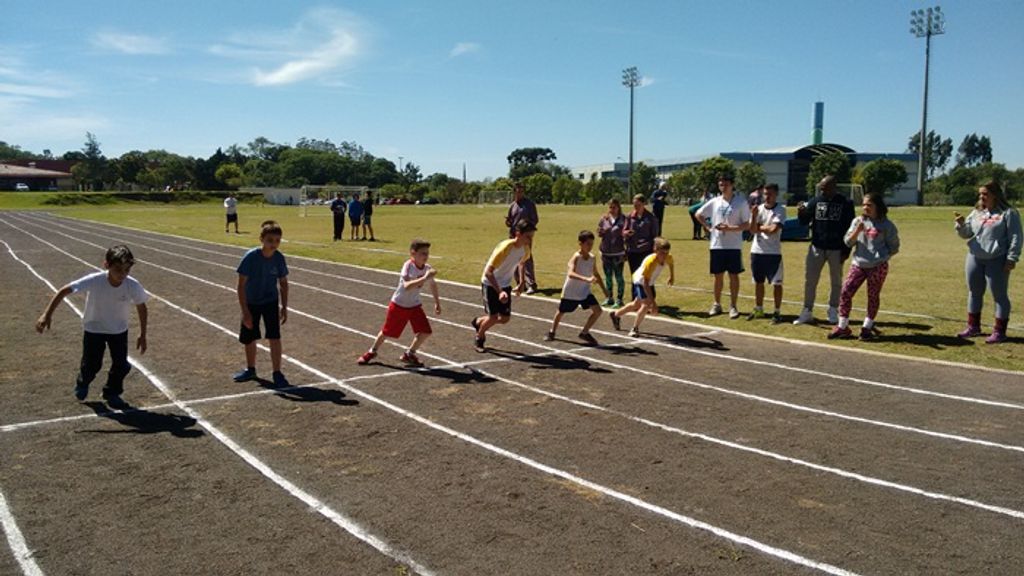Curso de Educação Física da Unoesc reúne 60 alunos de escolas públicas e privadas para provas de atletismo