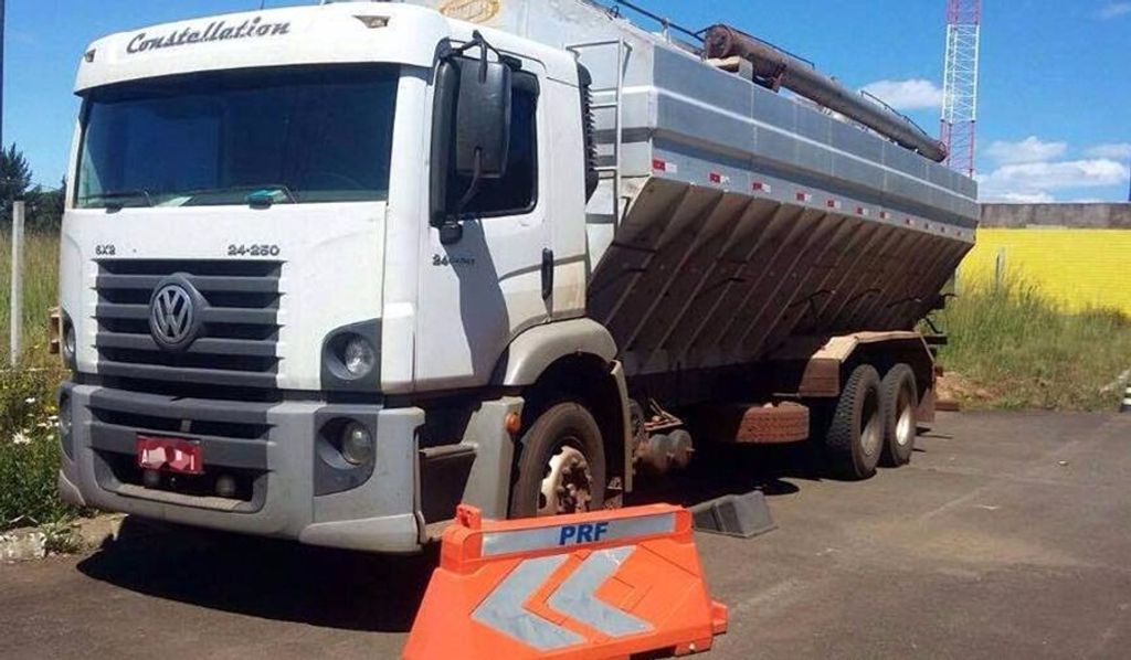 PRF apreende caminhão graneleiro carregado com cigarros contrabandeados na BR 282