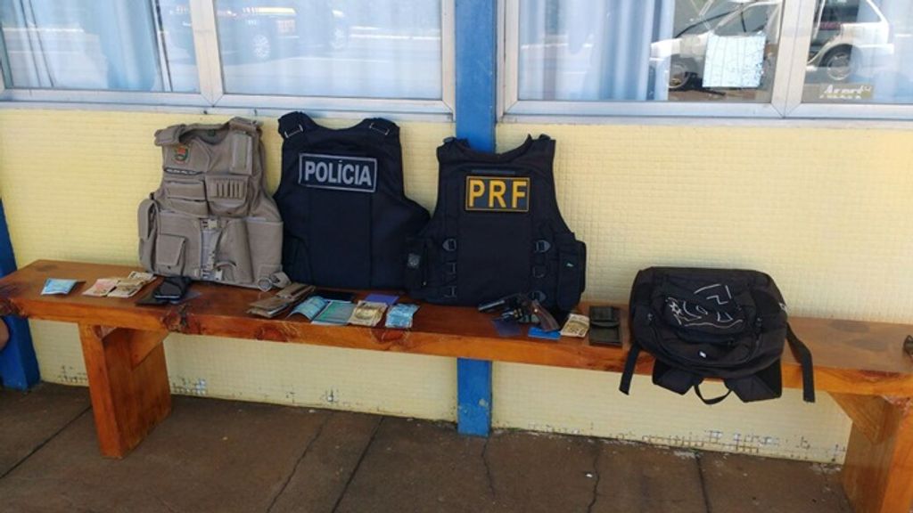 Policiais detêm trio com arma, dinheiro falso e drogas na BR 282 em Campos Novos