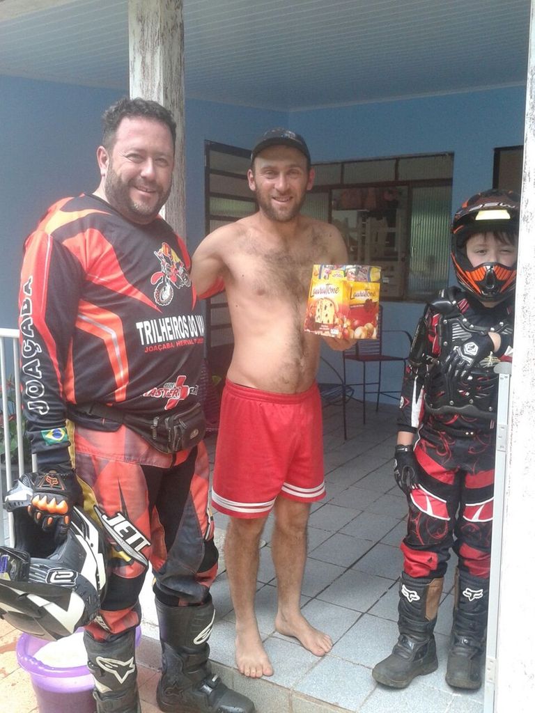 Grupo Trilheiros do Vale Entrega lembranças de Natal para agricultores de Herval d’ Oeste