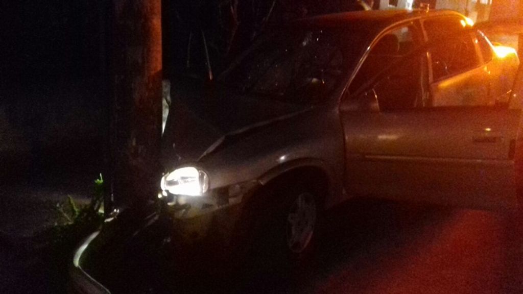 Motorista fica ferido após bater em poste em Joaçaba