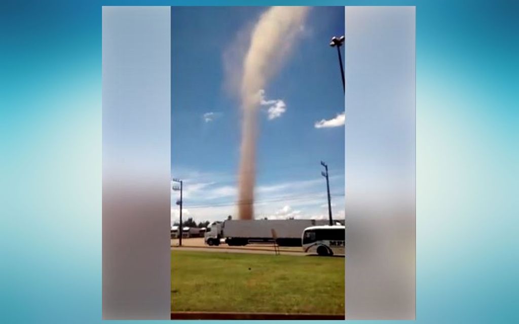 Redemoinho se forma em dia de tempo aberto e chama a atenção de moradores de Capinzal