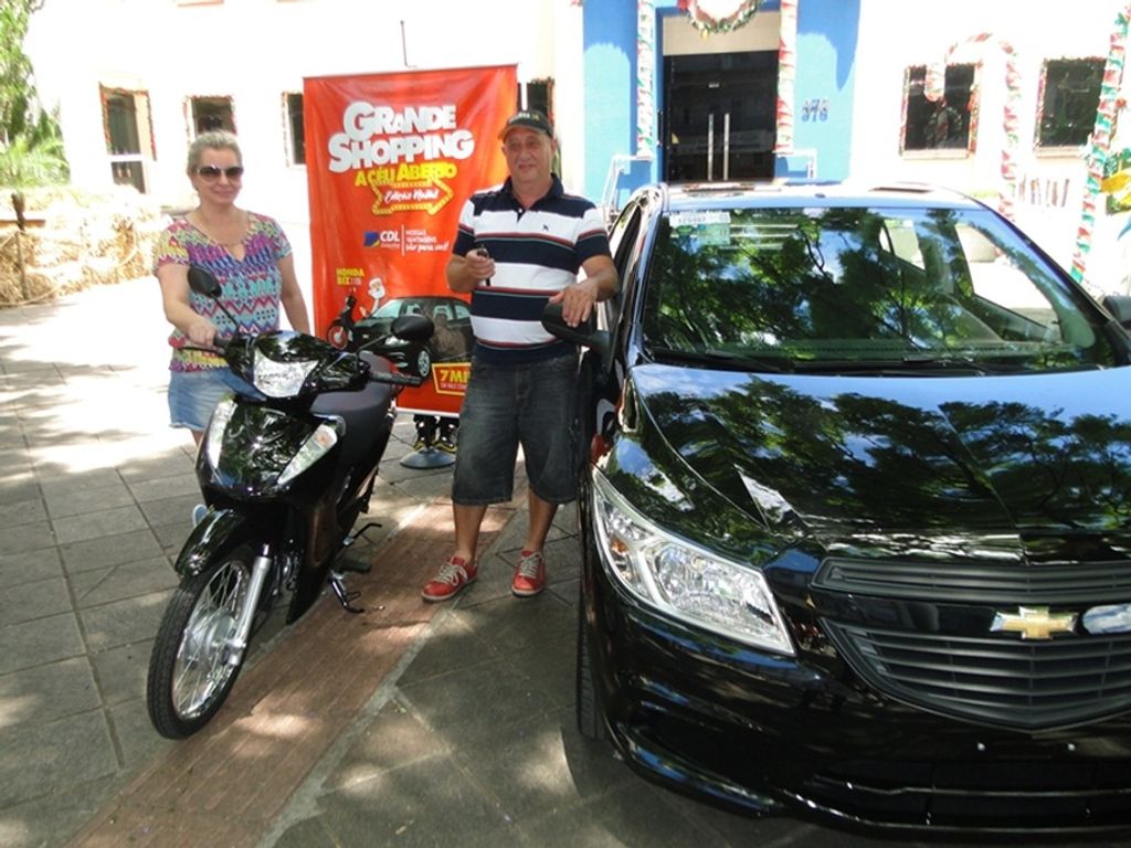 Consumidores de Joaçaba ganham carro e moto da promoção da CDL