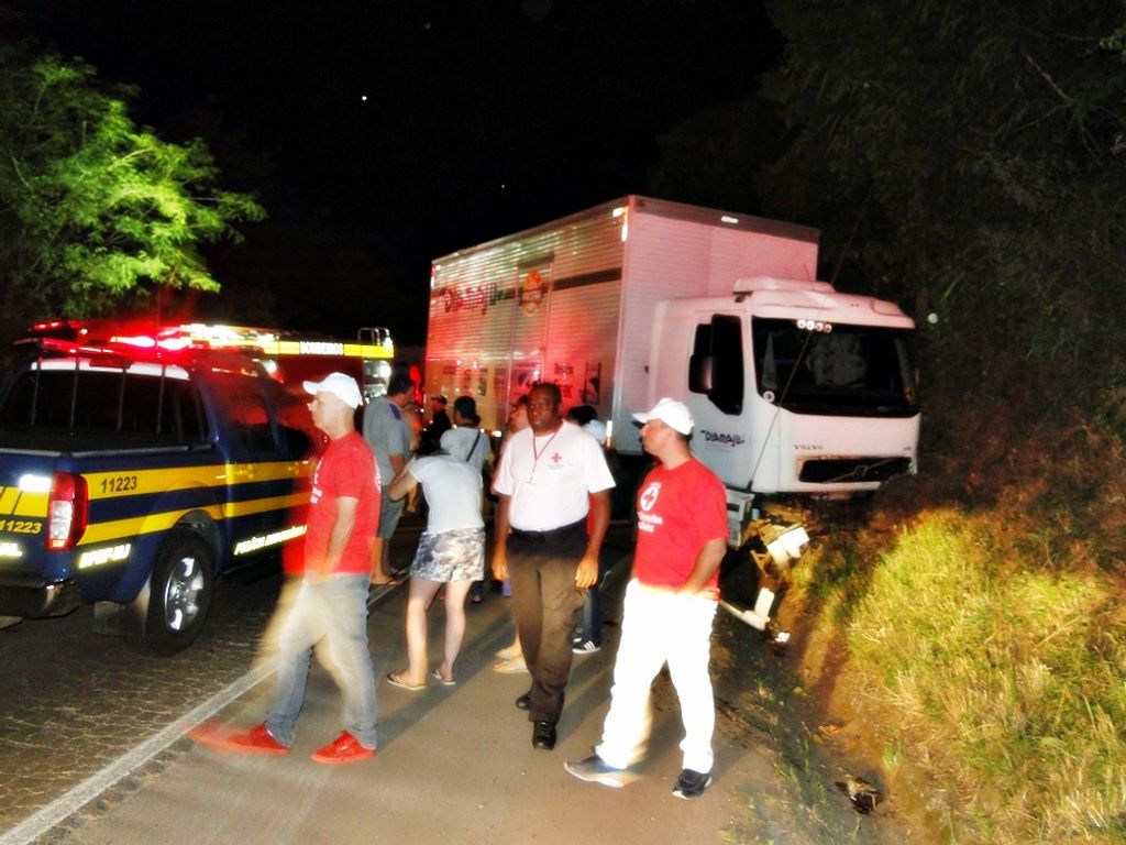 Motorista fica preso nas ferragens em colisão entre carro e caminhão na BR 282