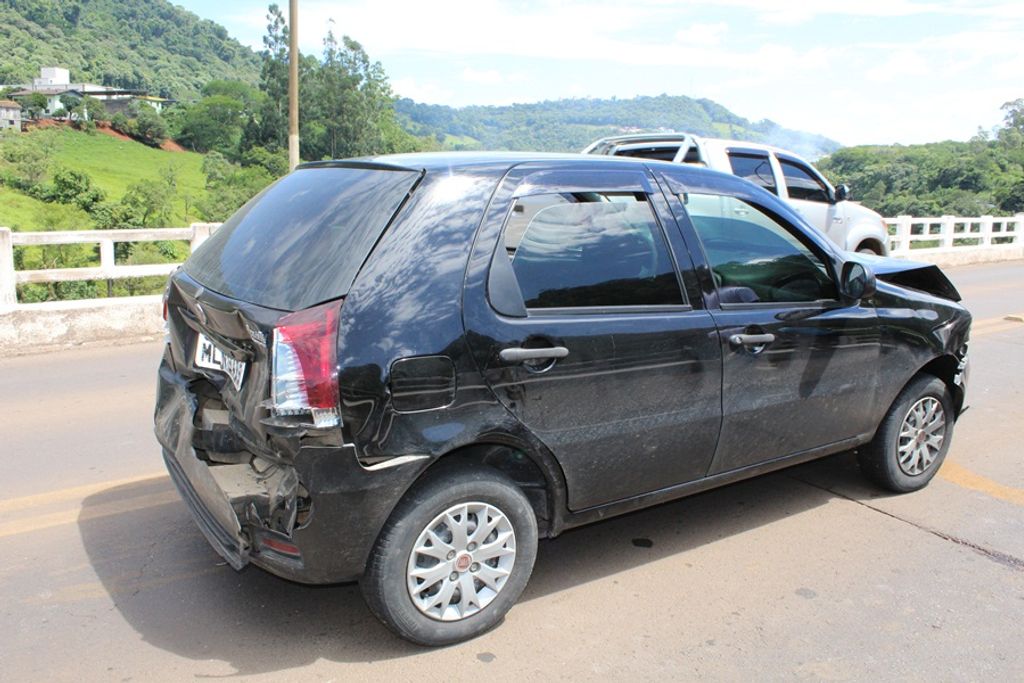 Quatro veículos se envolvem em engavetamento na ponte Alfredo Ítalo Remor em Joaçaba