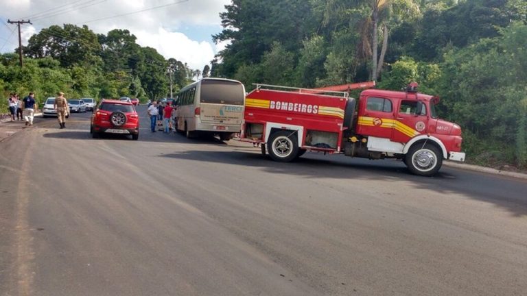 Colisão entre carro de passeio e micro-ônibus deixa um ferido na SC 135