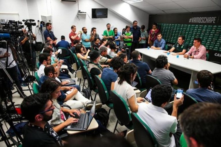 16 vítimas serão enterradas em Chapecó após velório coletivo na Arena Condá