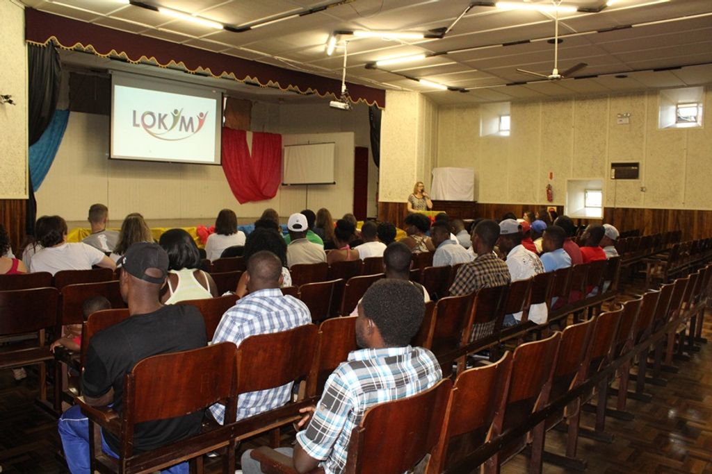 Haitianos recebem certificado de projeto voluntário que ensinou Português aos imigrantes