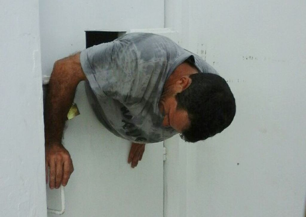 Preso fica entalado ao tentar fugir de cela da delegacia