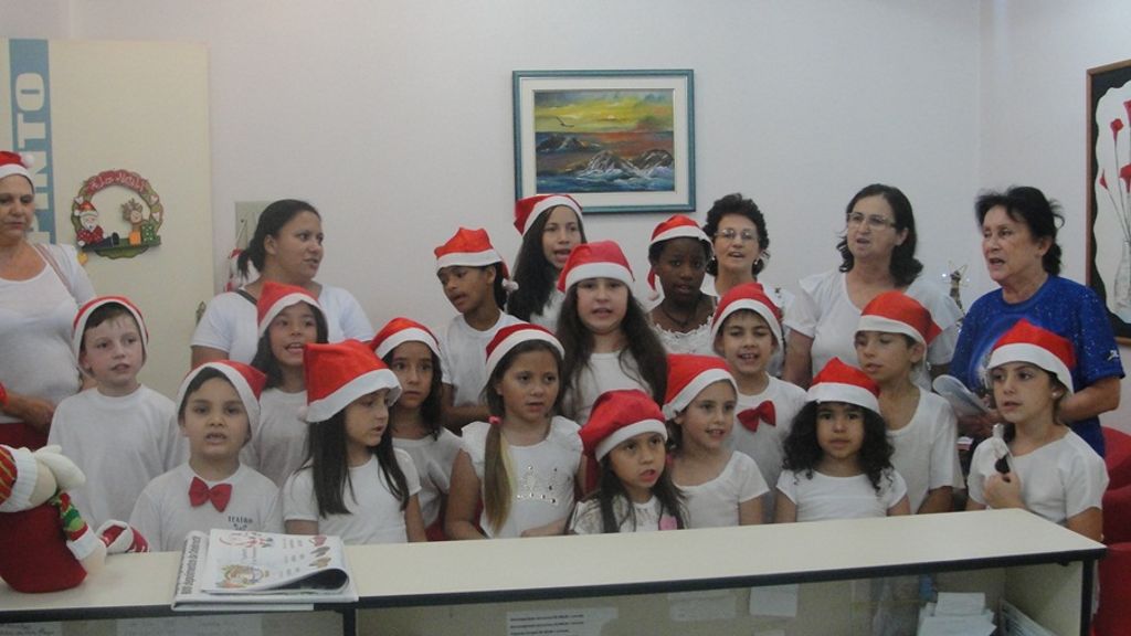 Coral infantil do teatro Alfredo Sigwalt presenteia joaçabenses com pequenos recitais de Natal