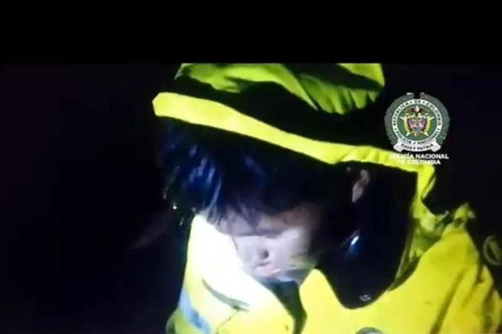 Polícia colombiana divulga vídeo com tripulante boliviano logo após o resgate