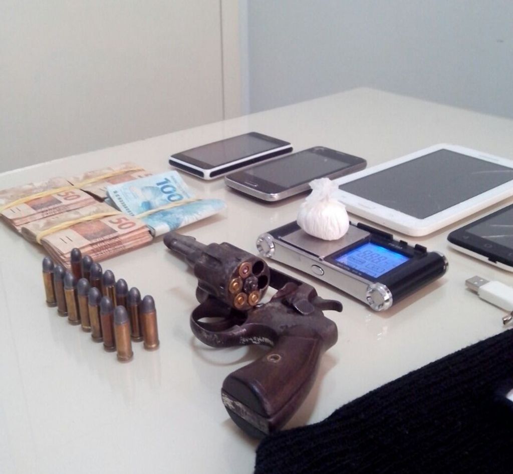 Drogas e um revólver são apreendidos pela Polícia em Herval d’ Oeste
