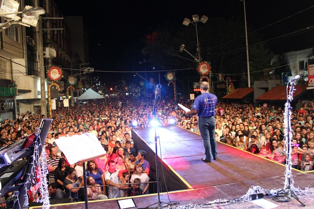 Público lota a Avenida XV de Novembro na chegada do Papai Noel e show da Família Lima