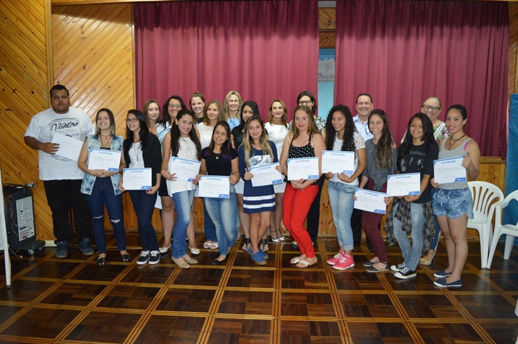 Sebrae, CDL/ Herval e Colégio São José entregam certificados a 27 jovens
