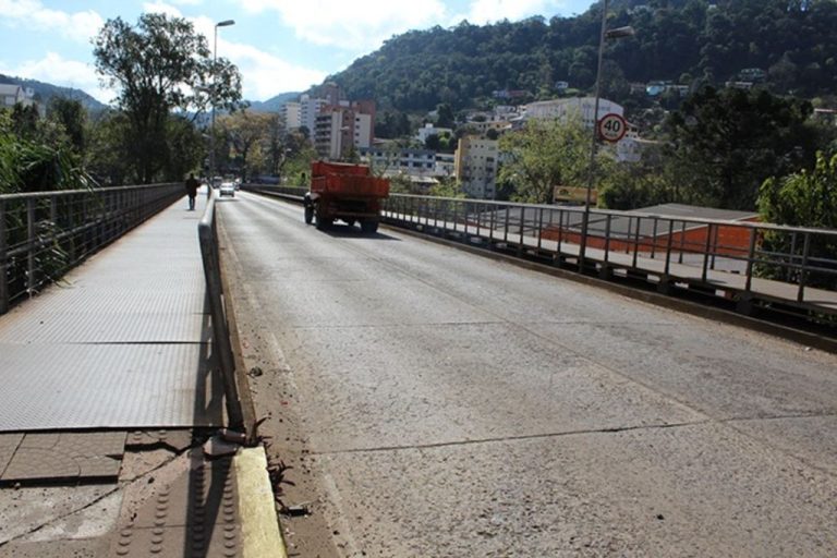 Homem que dormia embaixo da ponte é agredido com garrafada na cabeça