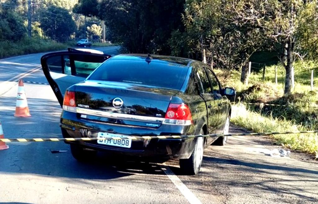 Homem é esfaqueado dentro do carro e polícia encontra drogas no veículo
