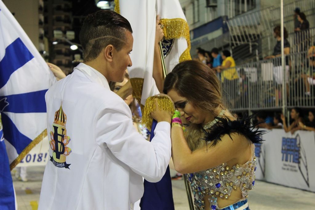 Emoção e lágrimas na passagem simbólica da Vale pela avenida