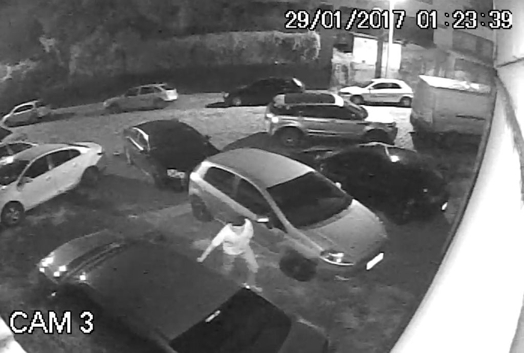 Vídeo flagra vândalo riscando veículos em Joaçaba