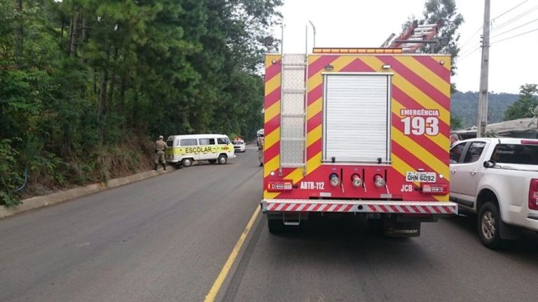Kombi que transportava estudantes se envolve em acidente na SC 453 entre Luzerna e Ibicaré