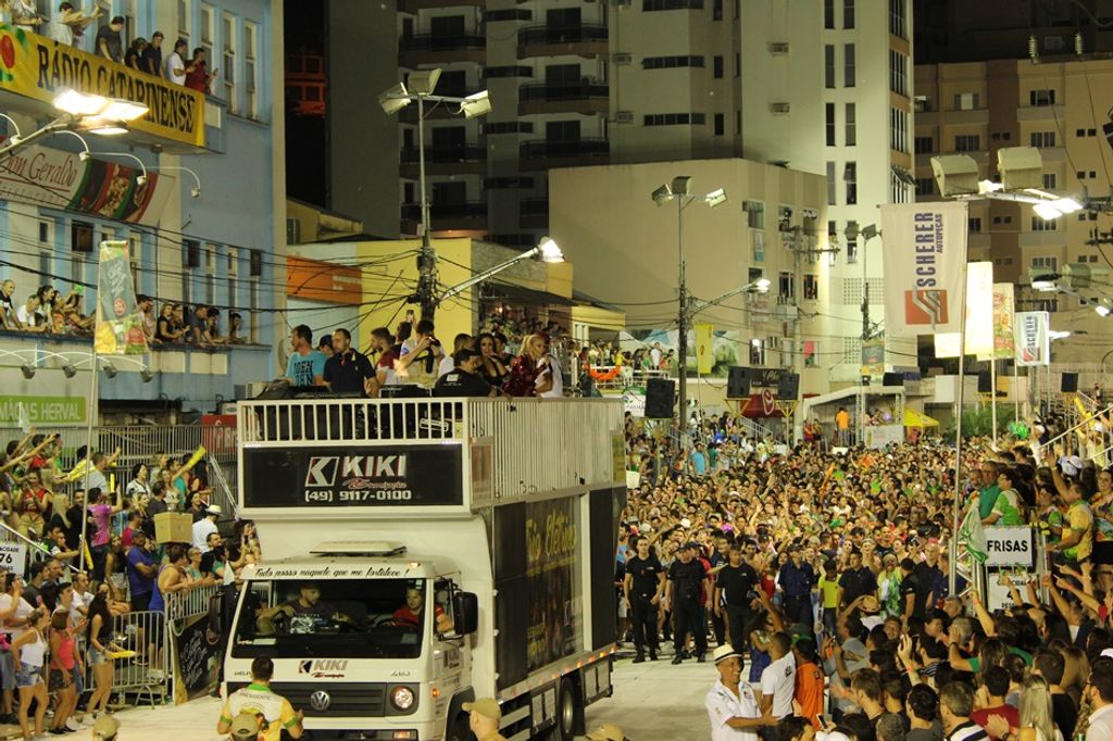 Trio Elétrico leva multidão para a avenida do samba em Joaçaba