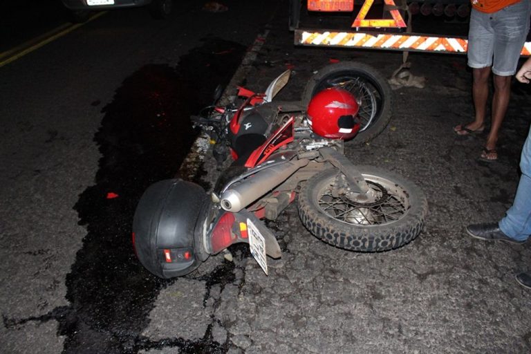 Motociclista bate contra caminhão parado na BR-282 em Joaçaba