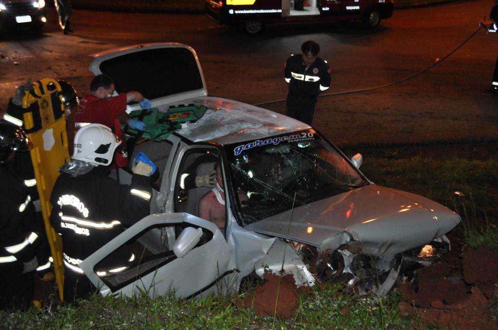 Quatro jovens ficam feridos em grave acidente no trevo de acesso a Rio das Antas