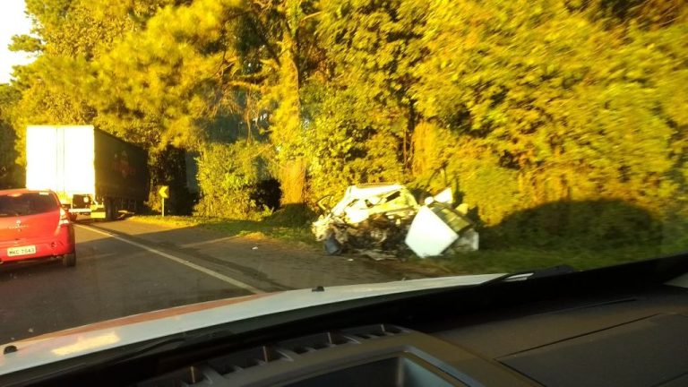 Colisão violenta entre carro e caminhão na BR-282 em Joaçaba