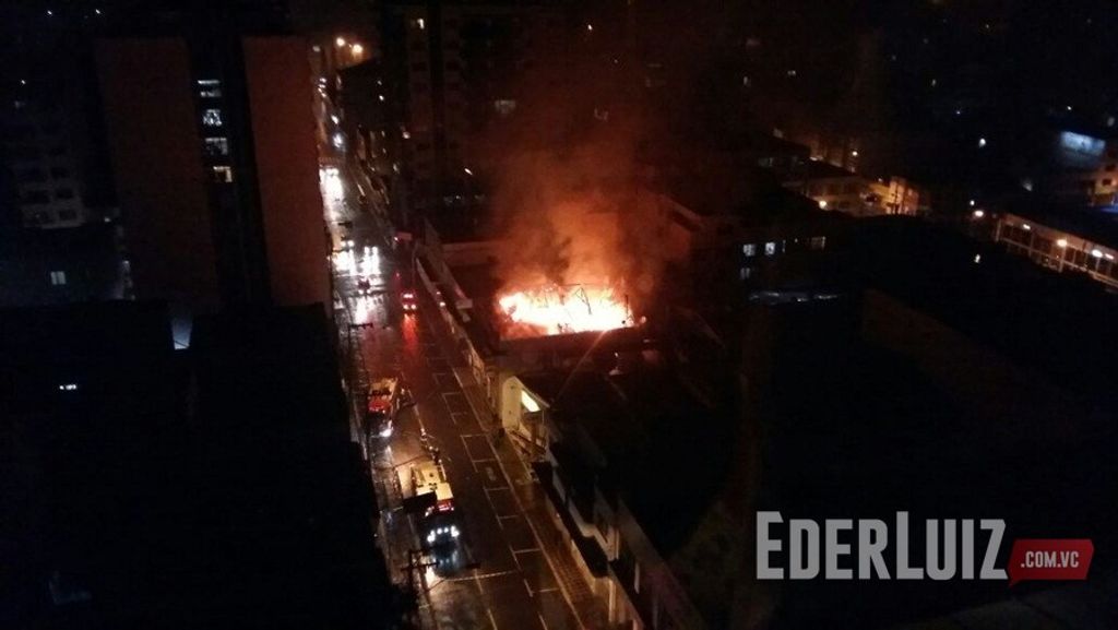 Incêndio de grandes proporções atinge imóvel no Centro de Joaçaba