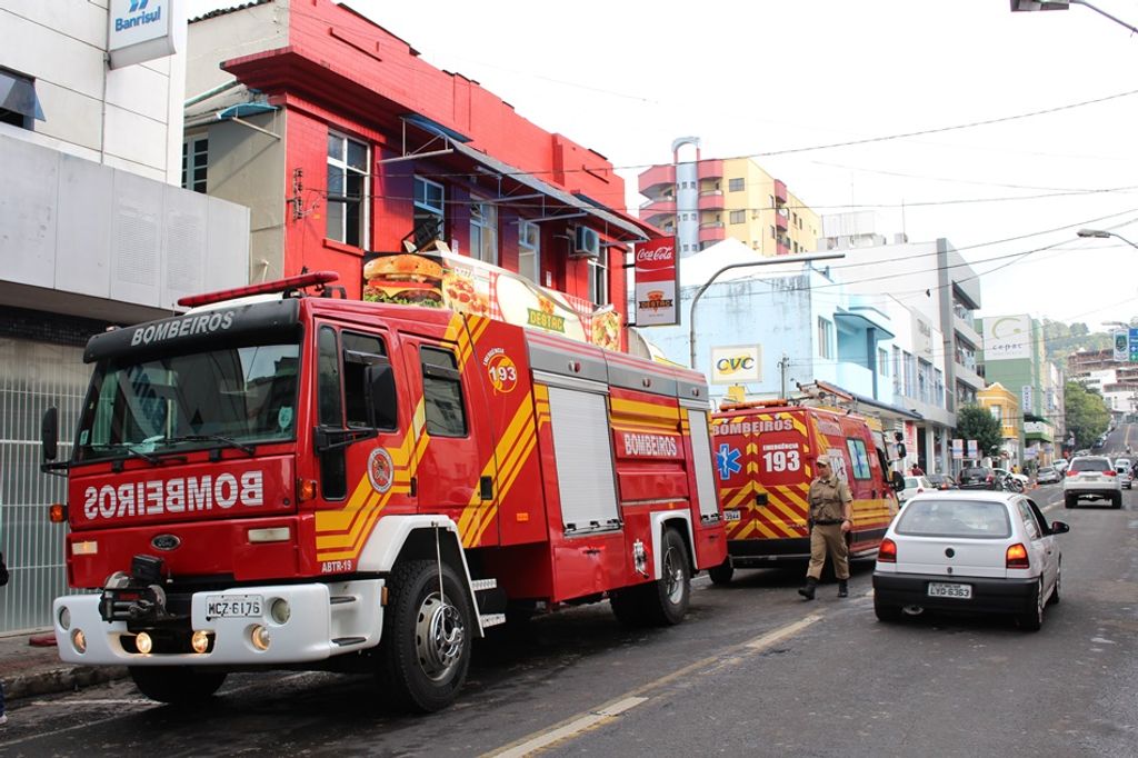 Bombeiros trabalham em novos focos de incêndio no imóvel que pegou fogo essa madrugada