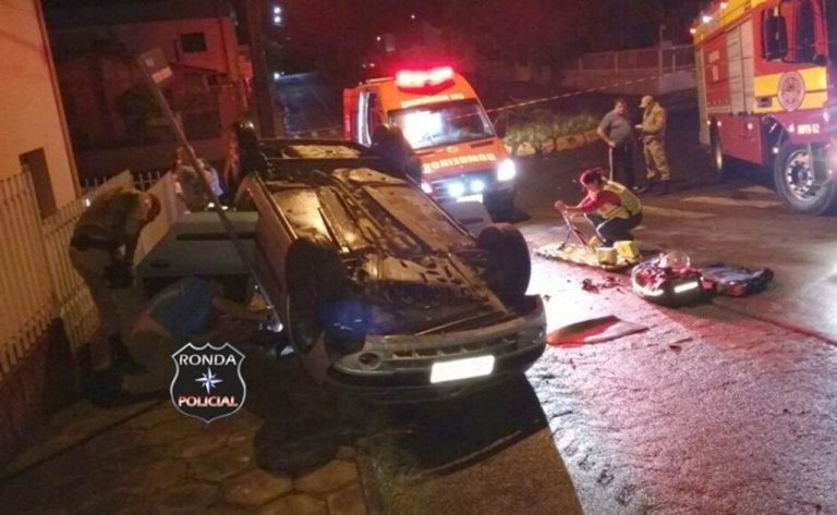 Humorista “Pilha” capota veículo e fica preso nas ferragens em Xaxim