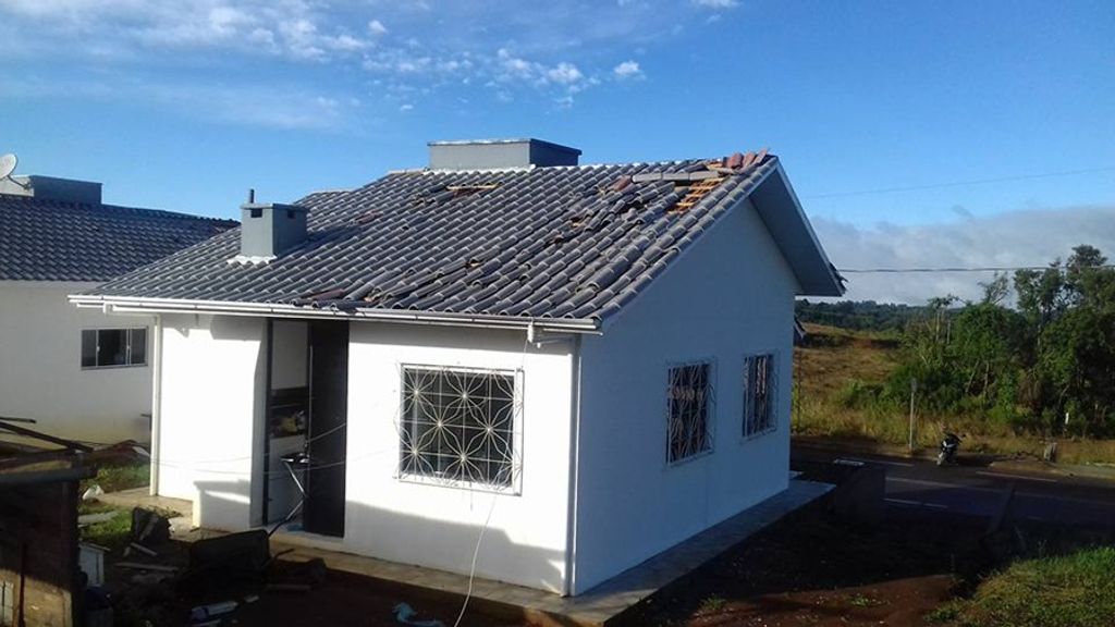 Vento destrói reservatório de água e deixa residências destelhadas em Catanduvas