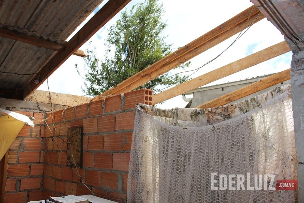 Famílias perdem tudo após vendaval destelhar casas em Joaçaba