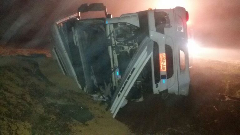Carreta com placa de Joaçaba tomba na BR-470 em Campos Novos