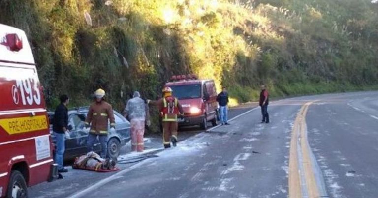 Saída de pista com choque de veículo em paredão de pedras na BR-153