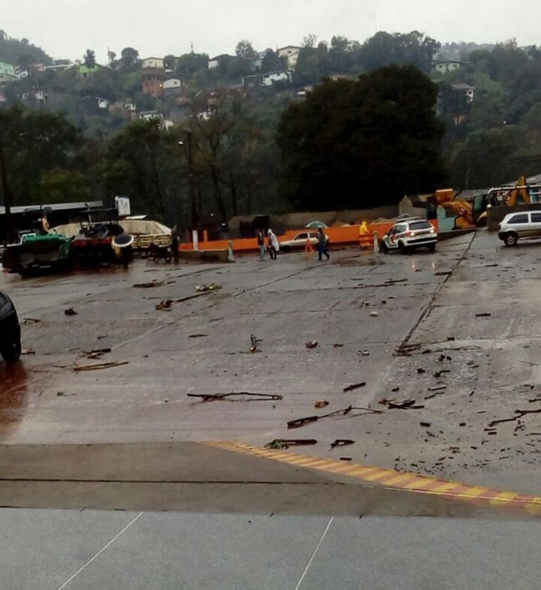 Rio transborda e invade a avenida Caetano Branco