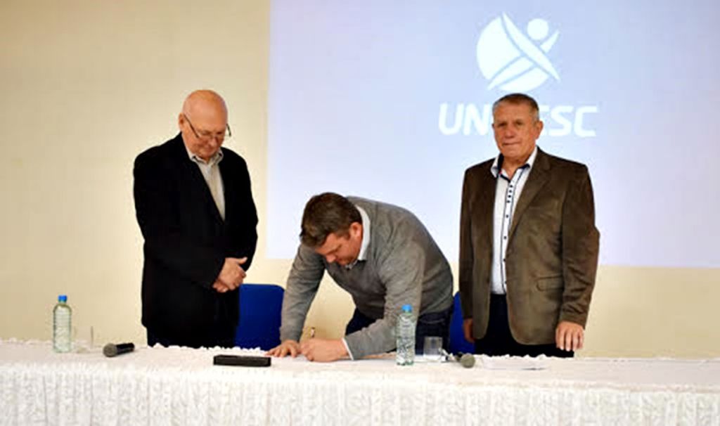 Secretaria Estadual de Saúde e municípios do Meio-Oeste assinam contrato de ensino-saúde com Unoesc