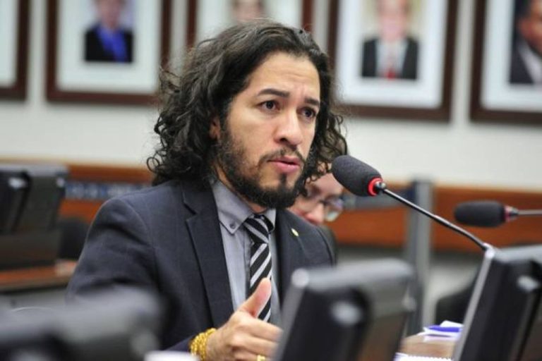 Wyllys e Rosário batem boca com deputado evangélico