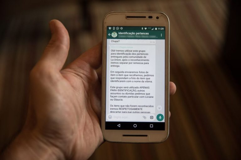 Luta de famílias por bagagens de mortos em avião da Chapecoense tem saque, confusão e exposição em WhatsApp