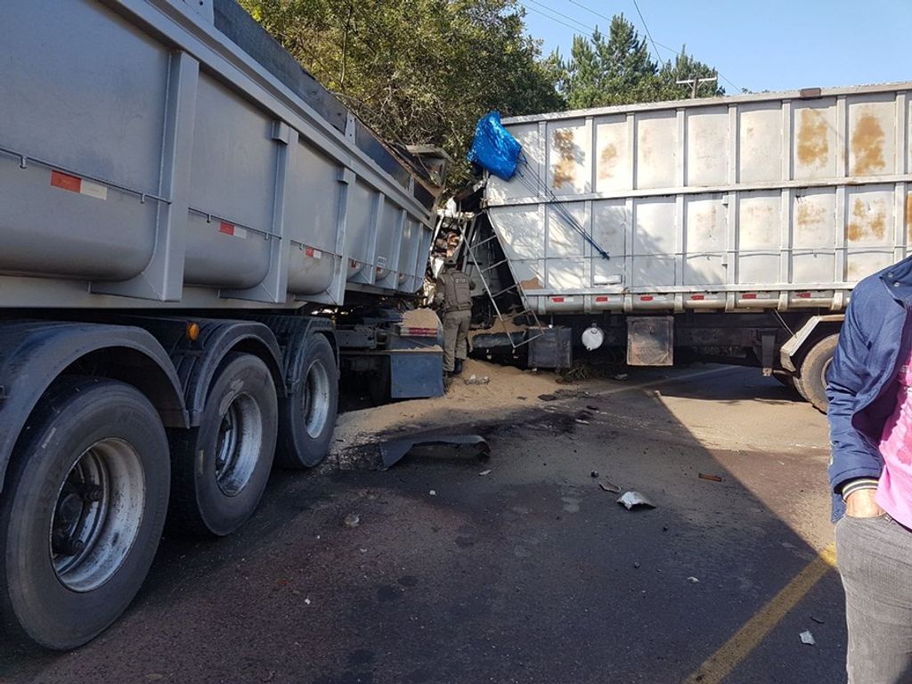 Acidente envolvendo três veículos deixa uma pessoa morta na SC 135