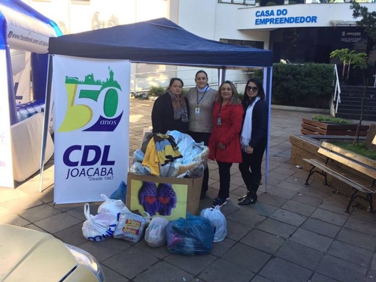 Casais doam agasalhos e ganham caricaturas em Joaçaba