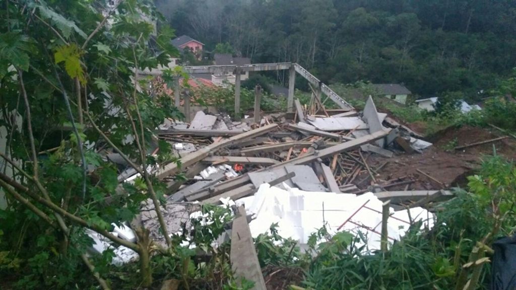 Rua interditada em Concórdia: Estrutura de prédio que estava sendo construído no local desaba